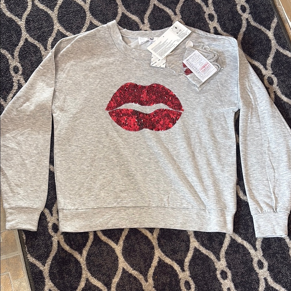 Streetwear Society Gray Sweater with Red Lips and Free Gift